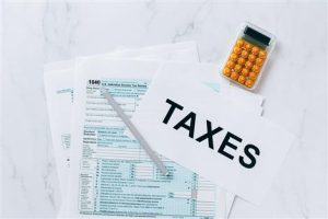 Een boekhouder die administratie op orde helpt te houden met professionele boekhouding en belastingadvies