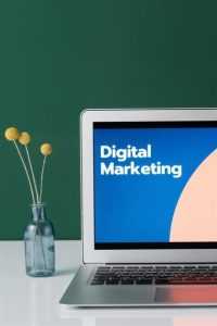 Home Kantoor scène met laptops en notities illustrerend online marketing trends voor 2022