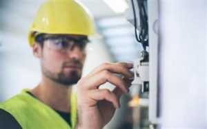 Professioneel gereedschap en uitrusting voor elektriciens inclusief tangen, buigers en meetapparatuur