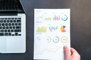Home Laptop scherm toont website analyseren met analytics dashboards en heatmap gegevens voor optimalisatie