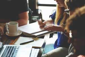 Home Startup-afbeelding: ondernemer begint een onderneming beginnen met innovatieve bedrijfsidee en ondernemingsplan