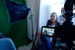 Home Teammeeting waarin medewerkers uitleg krijgen via instructievideo voor betere communicatie en training