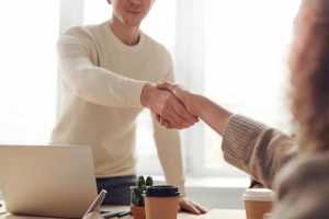 Home Visual representing 5 tips voor het herkennen van een betrouwbaar bedrijf inclusief reputatie, licenties en transparantie