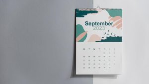 Geprinte kalenders op bureau met notities: praktische en esthetische kalenters van Helioskalenders.nl