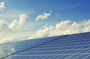 Zonnepanelen op dak in Den Bosch met informatie over investering in duurzame zonne-energie en energiebesparing