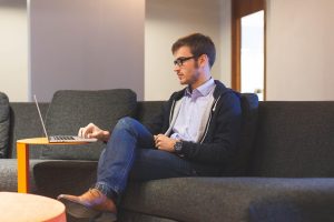 Home Slimme freelancer werkt productief met tools en planning op kantoor thuis