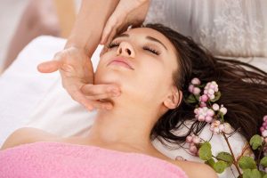 Therapeut voert ontspannende hoofdmassage uit ter verbetering van bloedcirculatie en stressverlichting