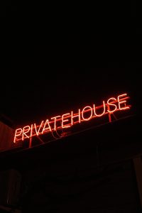Home Luxe interieur van een moderne sexclub waar ontspanning met een randje op een stijlvolle en discrete manier wordt aangeboden