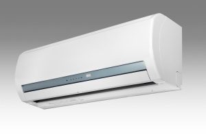 Home Technicus voert professioneel onderhoud van een split airco uit waarbij filters en warmtewisselaar worden gecontroleerd